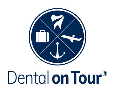 Logo "Dental on Tour" Blauer Kreis und Schriftzug auf weißem Hintergrund, Im blauen Kreis sind ein Zahnsymbol, ein Flugzeug, Koffer und Anker in Weiß abgebildet
