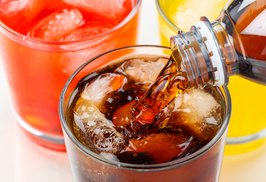 Softdrinks Cola und Limonade im Glas