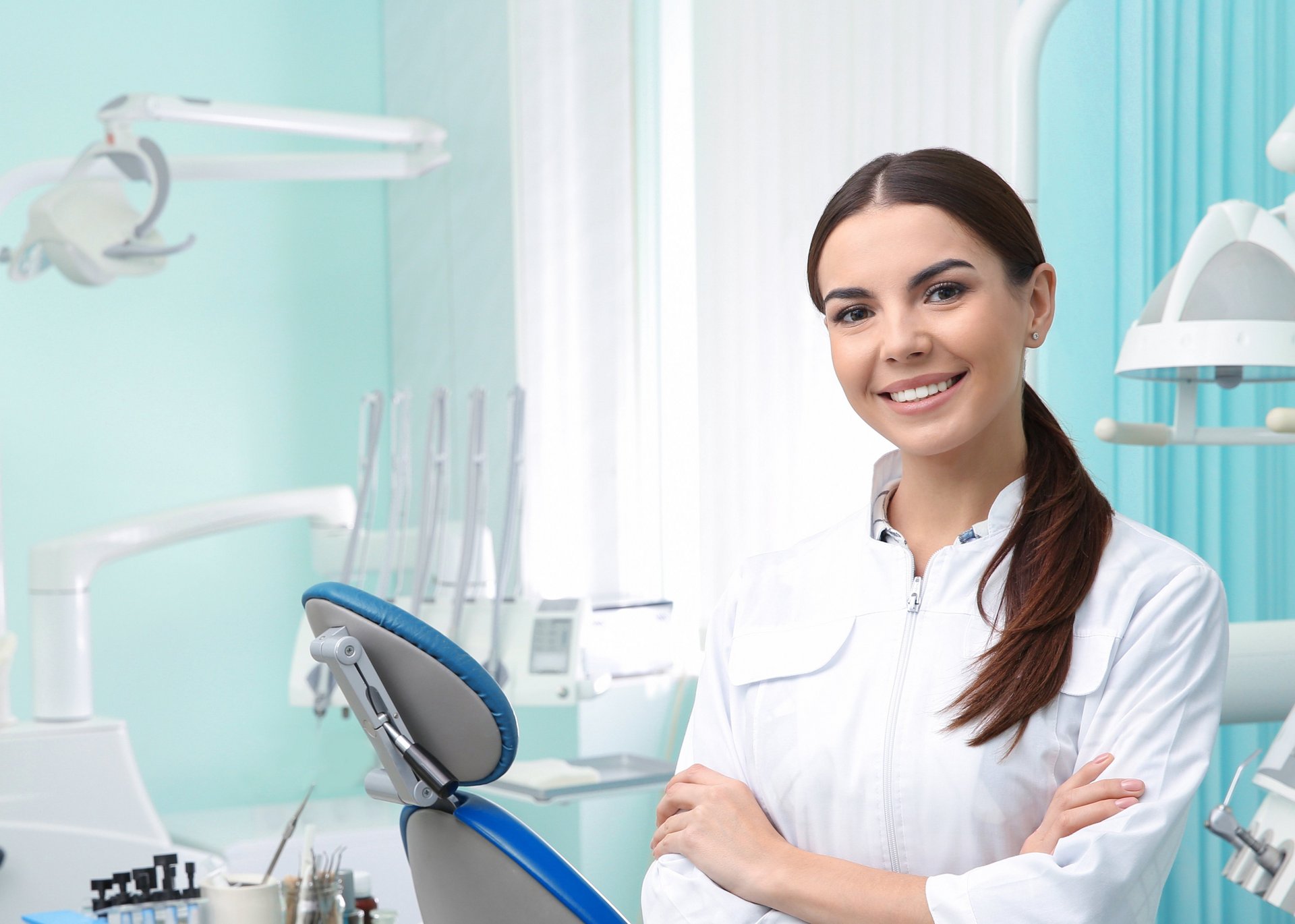 Zahnärztin bei der Praxisgründung; (c) AdobeStock_240398355_Von New Africa